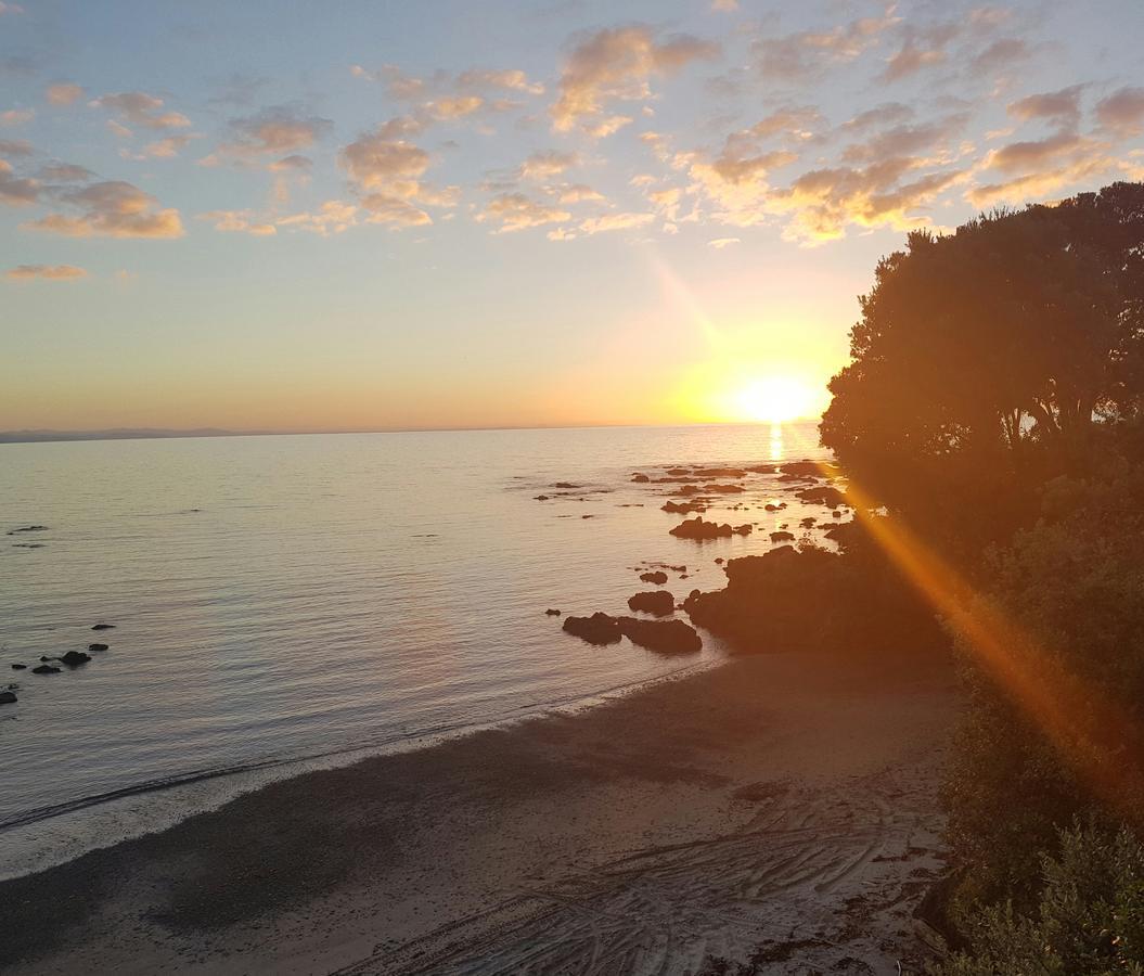 Te Kaha Beach Hotel Екстер'єр фото