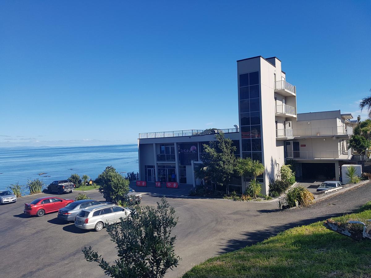 Te Kaha Beach Hotel Екстер'єр фото